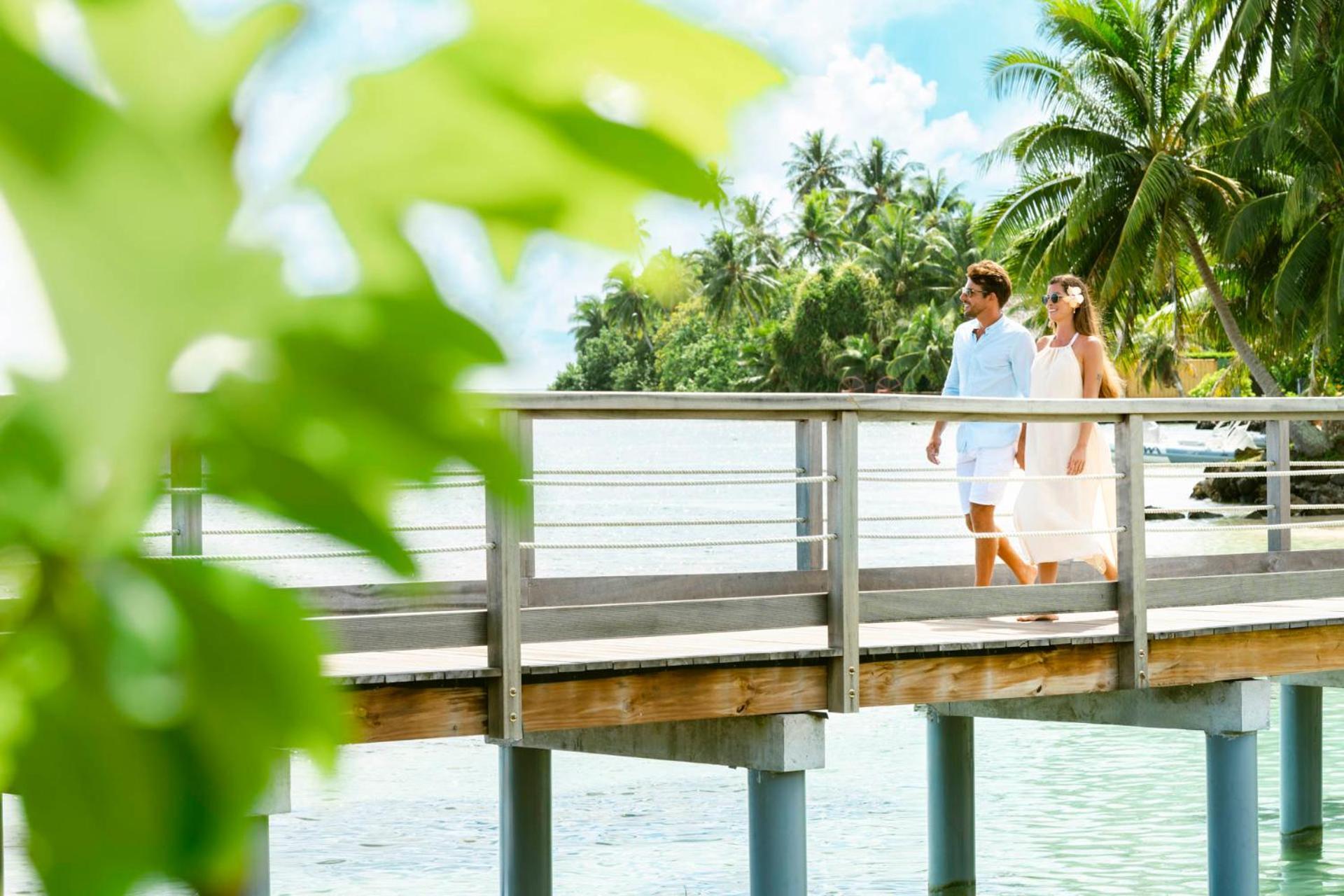 Cook'S Bay Hotel & Suites Paopao Exterior foto