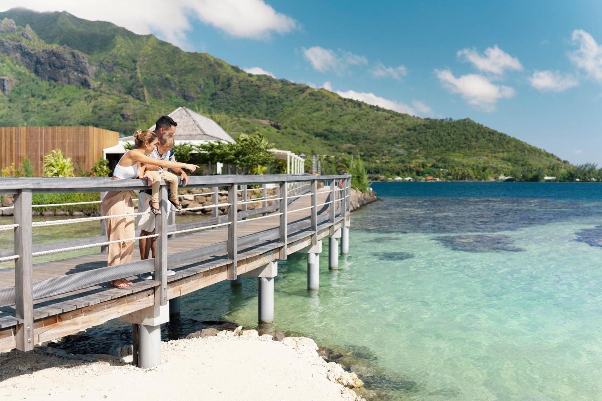 Cook'S Bay Hotel & Suites Paopao Exterior foto